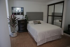 2 عدّة غرف نوم وخزنة داخل الغرفة ومكتب ومكواة/لوح كي