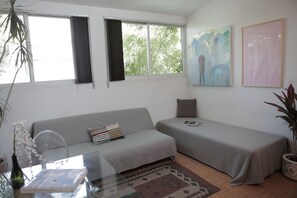 Smart-TV, bøker og stereoanlegg