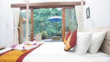 Minibar, in-room safe, individually decorated, individually furnished