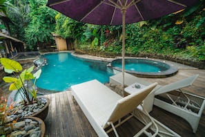 Outdoor pool, pool loungers - Tukad White House (Ubud)