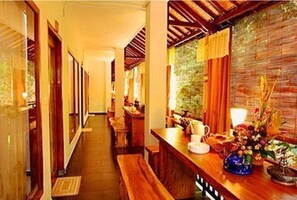 Breakfast, lunch, dinner served; Indonesian cuisine, pool views  - Tukad White House (Ubud)
