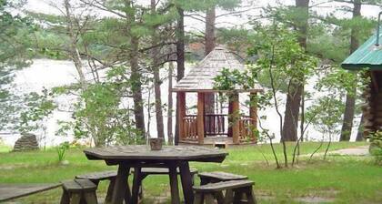 Log Home On Wequas Lake, dog-friendly, free boats, fishing, swimming