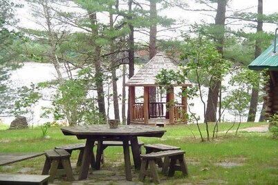 Log Home On Wequas Lake, dog-friendly, free boats, fishing, swimming