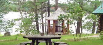 Log Home On Wequas Lake, dog-friendly, free boats, fishing, swimming