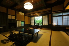 A traditional Japanese room with tatami flooring, a low table, and sliding doors. - Yamaainoyado Kiyasuya (Kokonoe)
