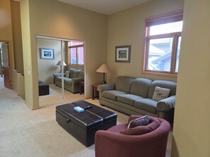 Living area - Snowcreek Resort Vacation Rentals 724 Fairway Circle (Mammoth Lakes)