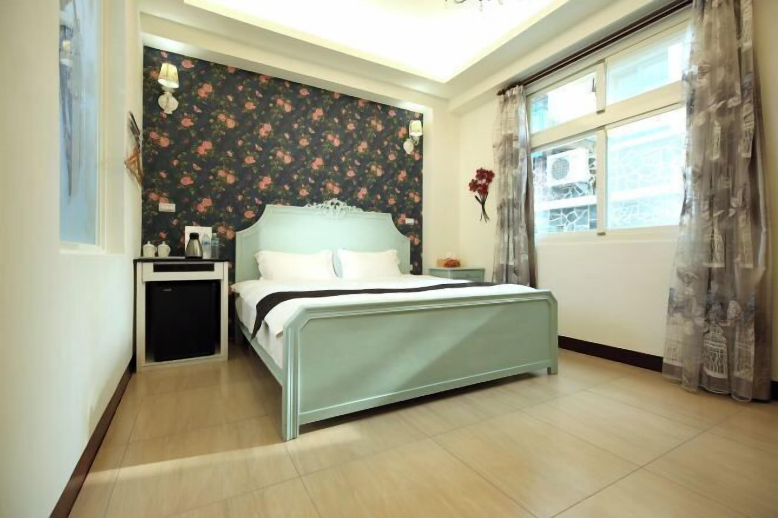 โต๊ะทำงาน, ผ้าม่านกันแสง, ห้องเก็บเสียง, เตียงเสริม/เปล