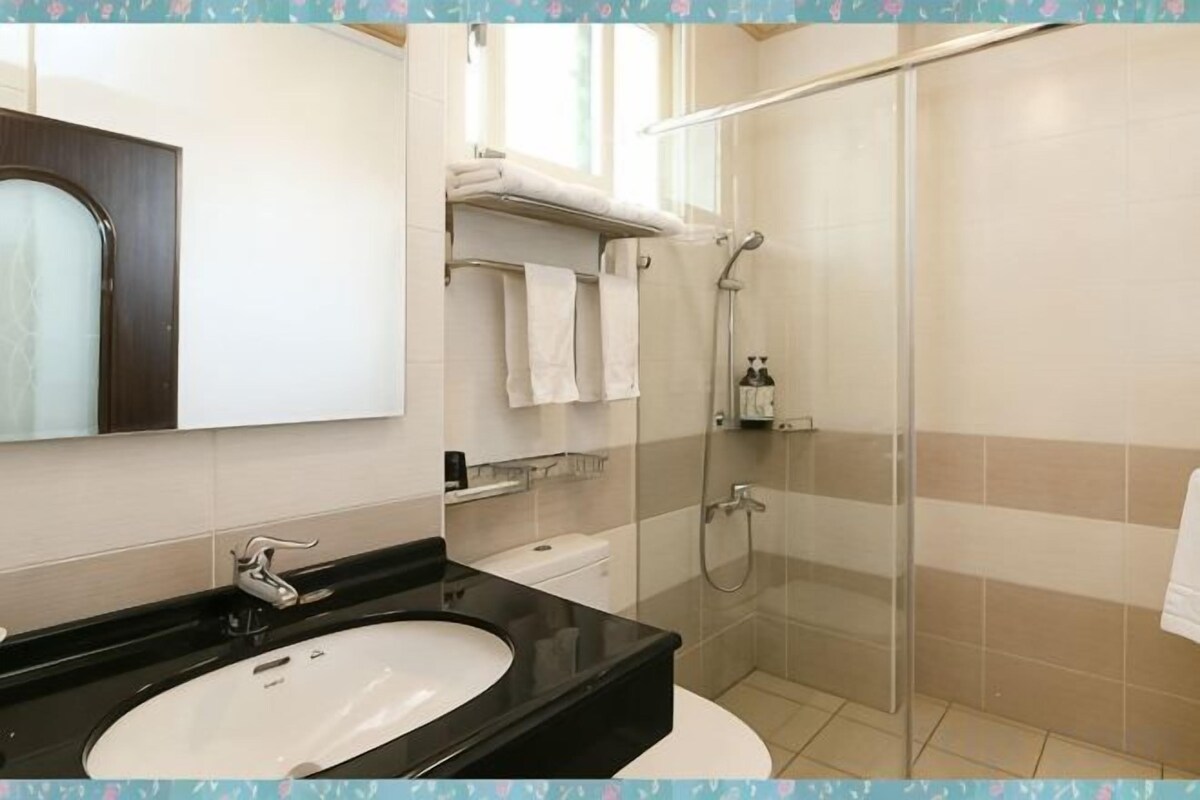 Salle de bain | Douche, articles de toilette (gratuits), séchoir à cheveux, pantoufles