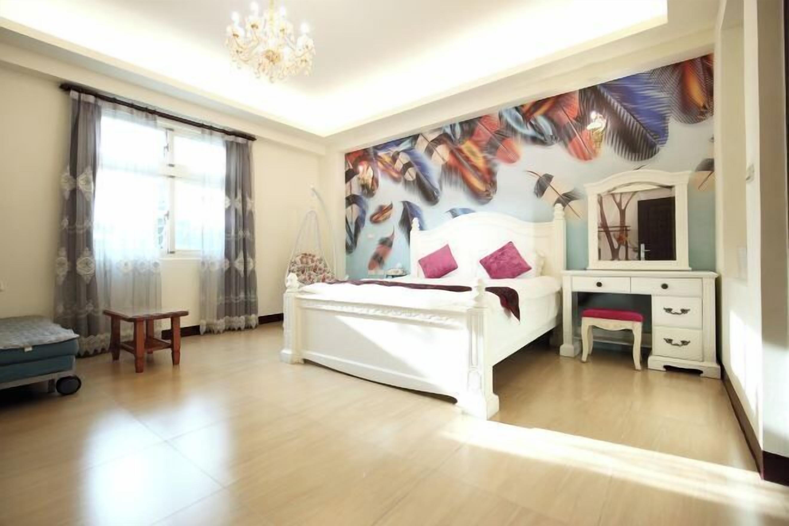 โต๊ะทำงาน, ผ้าม่านกันแสง, ห้องเก็บเสียง, เตียงเสริม/เปล