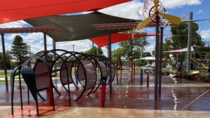 Un espace de jeux aquatiques comprenant une structure circulaire et une fontaine.