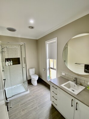 Combined shower/tub, hair dryer, towels, soap - Murray Street Retreat (Tocumwal)