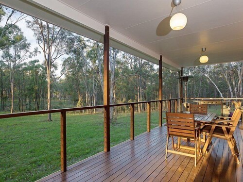 Spacious Cottage, overlooking bushland