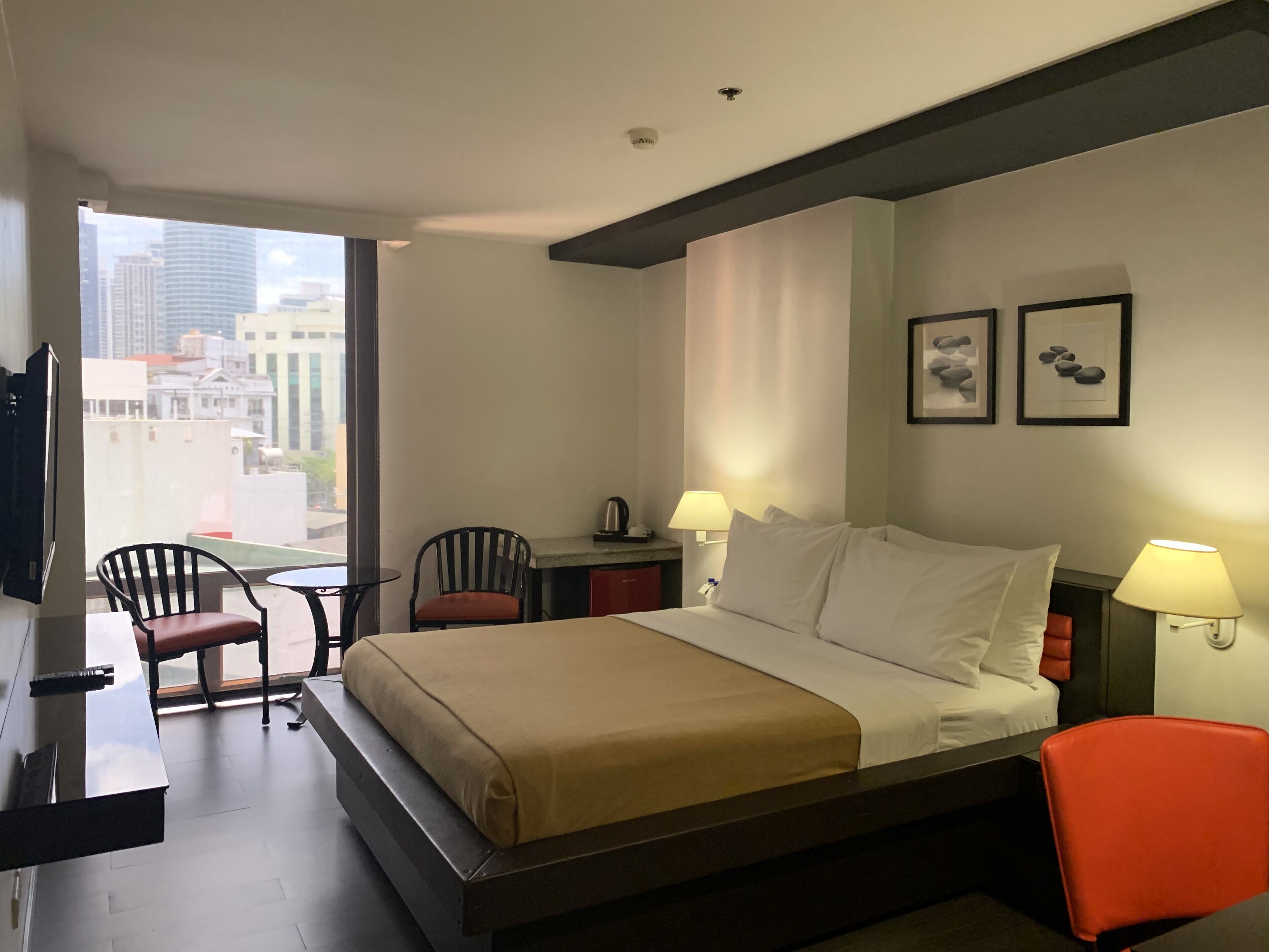 deluxe room | minibar, in-room safe, desk, iron/ironing board