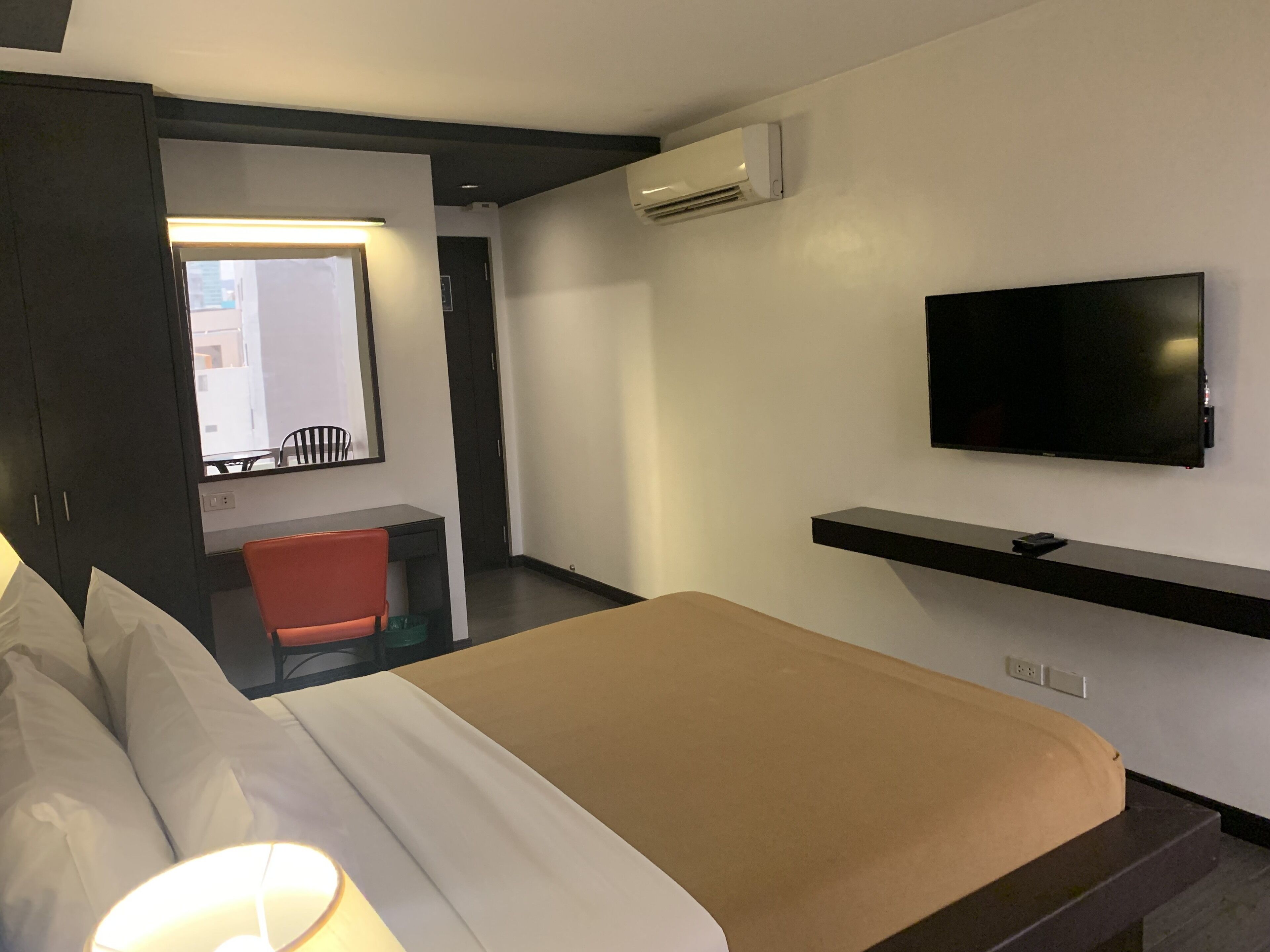 deluxe room | minibar, in-room safe, desk, iron/ironing board