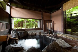 客房 (Japanese Western Style) | 浴室 | 獨立浴缸和淋浴設備、免費盥洗用品、吹風機、拖鞋