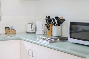 Réfrigérateur, micro-ondes, plaque de cuisson, grille-pain