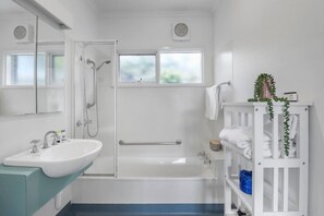 Combined shower/tub, hair dryer - Studio Apt, Central Location, CBD, Mibnb (Geelong)