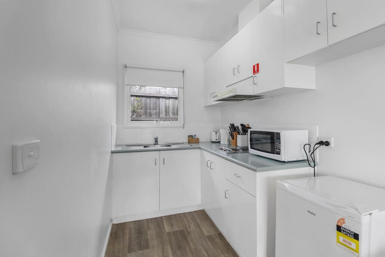 Fridge, microwave, stovetop, cookware/dishes/utensils