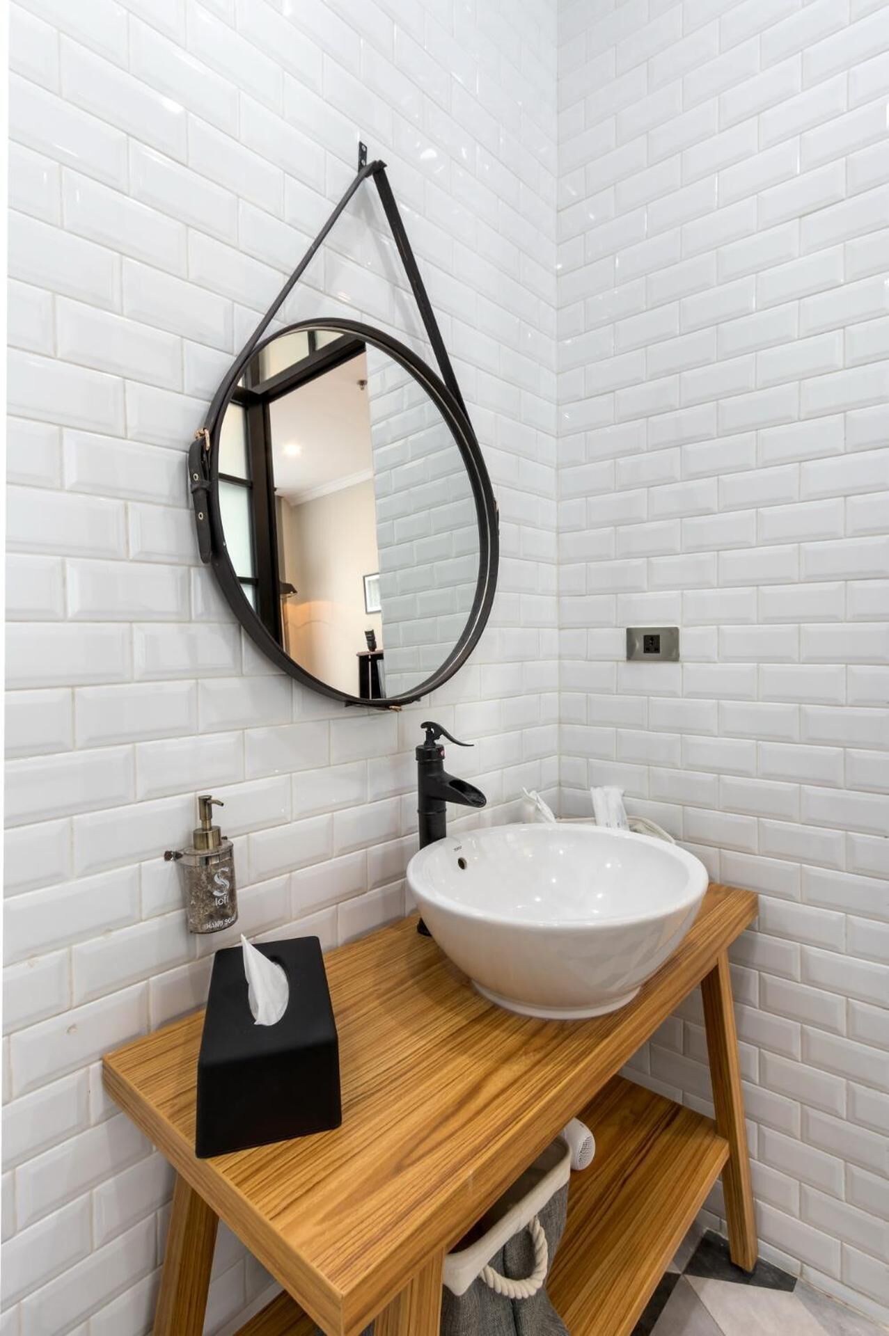 shower, rainfall showerhead, free toiletries, hair dryer