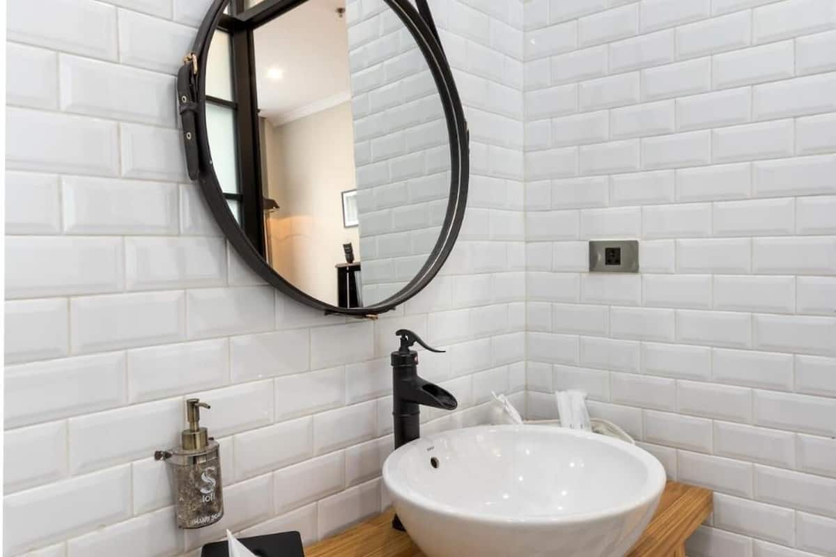 shower, rainfall showerhead, free toiletries, hair dryer