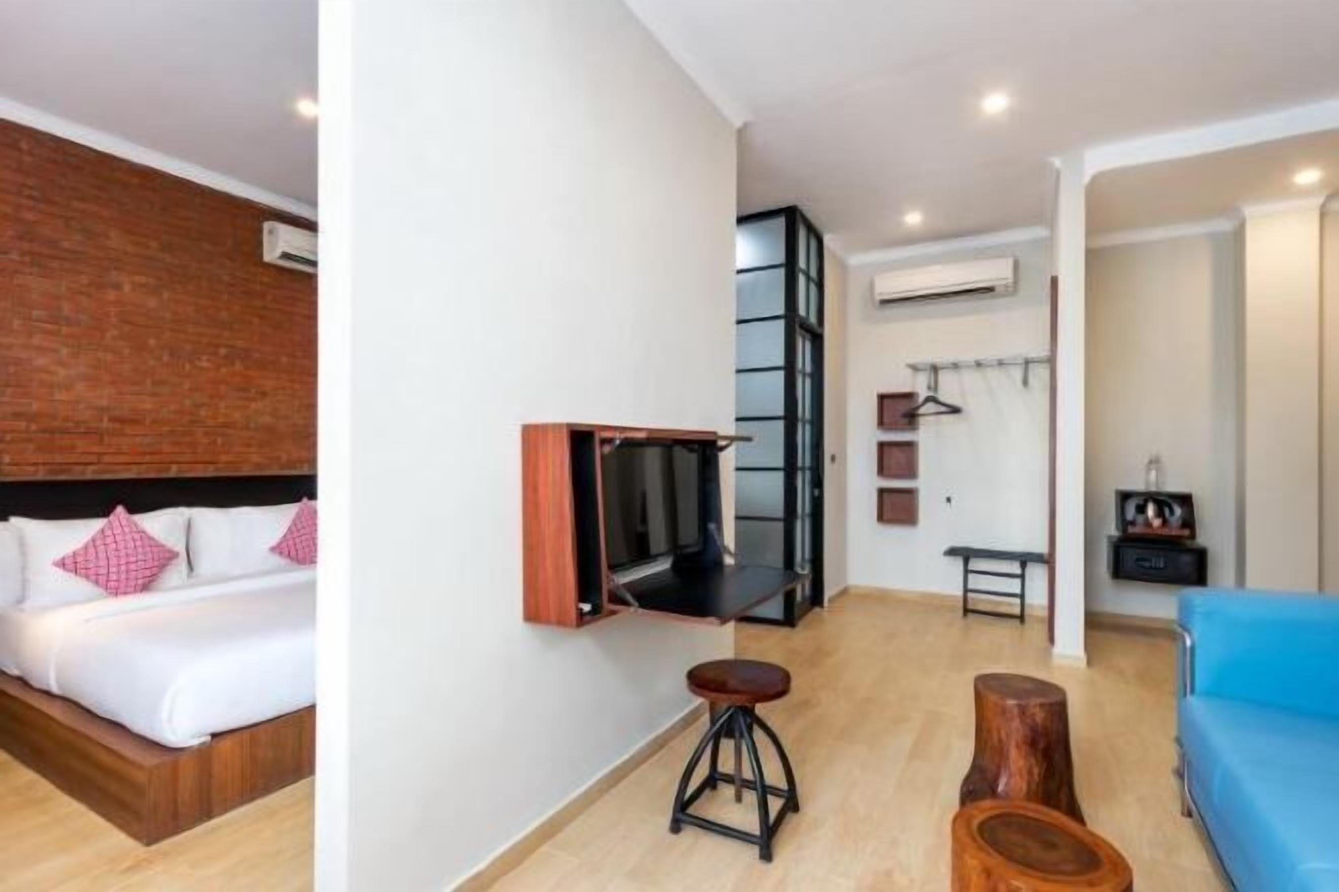 Bộ đồ giường cao cấp, minibar, két bảo mật tại phòng, bàn 