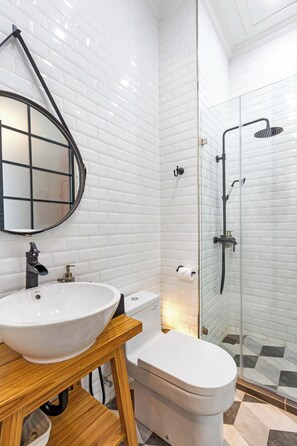 Habitación estándar con 1 cama doble o 2 individuales (Smart) | Baño | Ducha y cabezal de ducha tipo lluvia