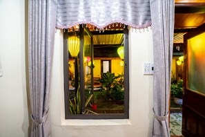 Individually decorated, individually furnished, desk, laptop workspace - Phong Nha Coco House (Bo Trach)