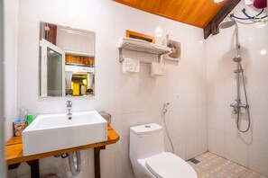 Shower, free toiletries, hair dryer, slippers - Phong Nha Coco House (Bo Trach)