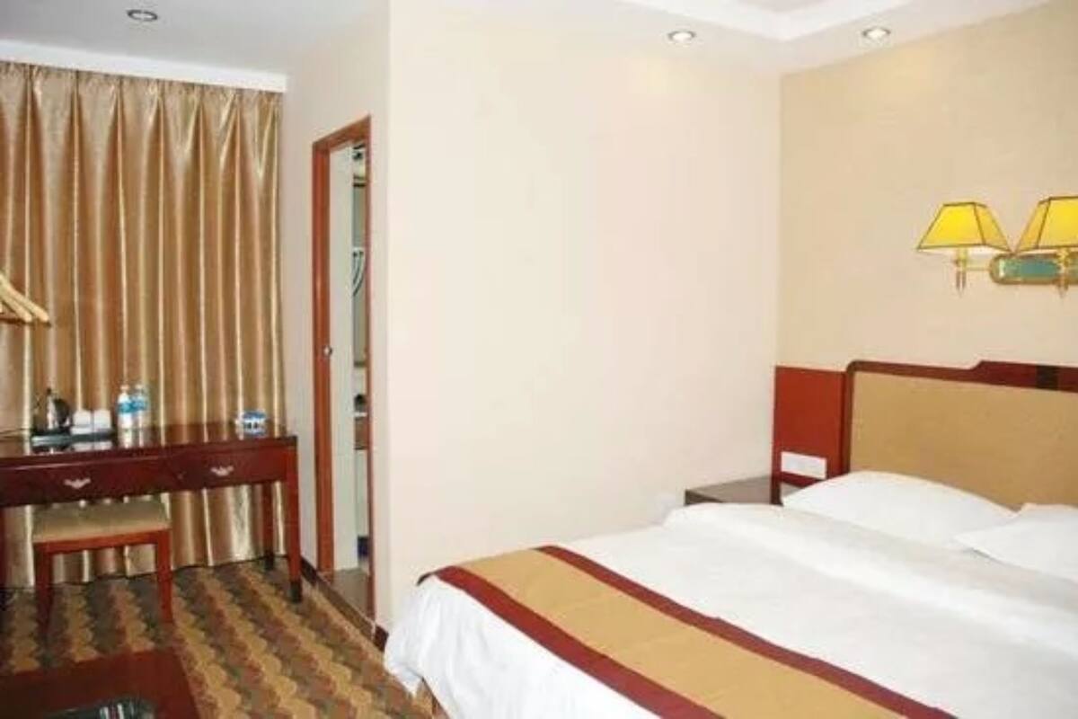 Desk, blackout curtains, free WiFi