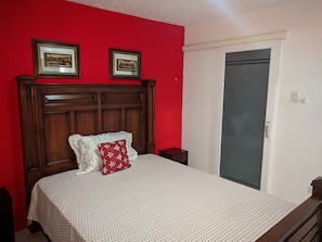 1 habitación, tabla de planchar con plancha, wifi y ropa de cama