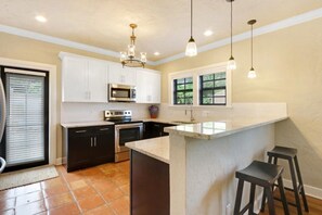 Een koelkast, een magnetron, een oven, een kookplaat