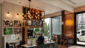 Ein modernes Café mit Holztresen, Speisekarten und Blick auf die Straße.