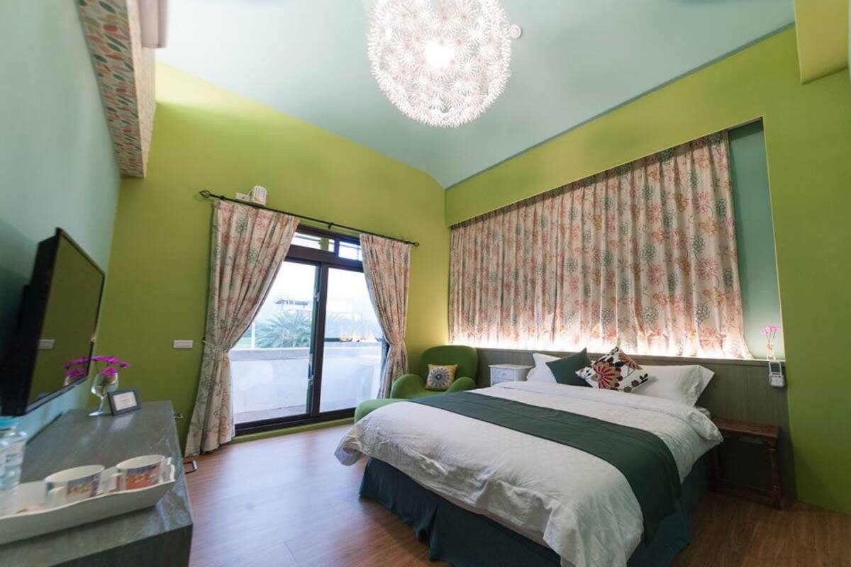 Minibar, blackout curtains, soundproofing, free WiFi