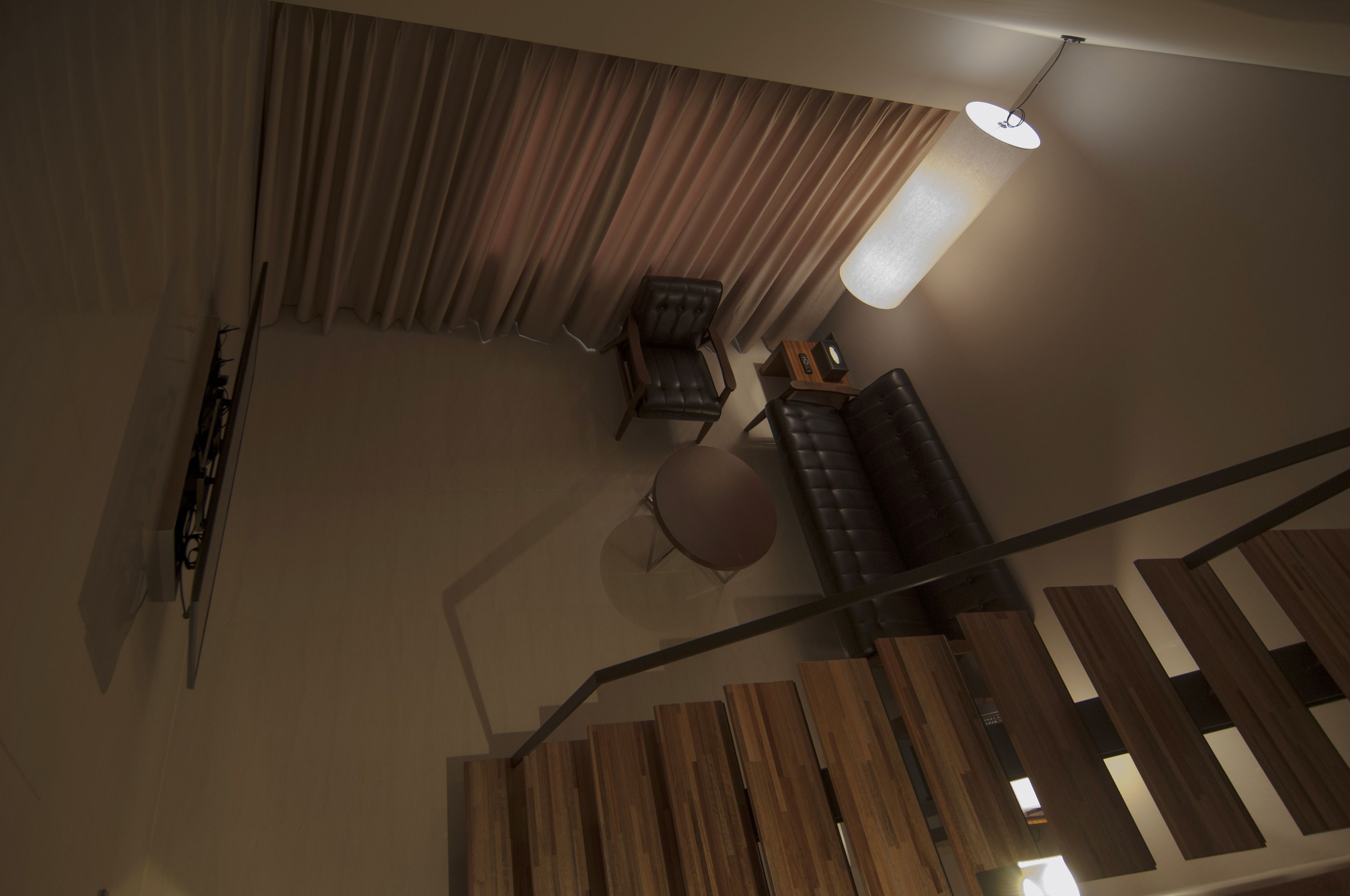 Un intérieur moderne avec un escalier, un canapé en cuir et une lampe.