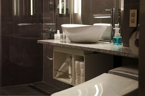 Deluxe | Badezimmer | Dusche, kostenlose Toilettenartikel, Haartrockner, Bademäntel