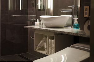 Deluxe | Banheiro | Chuveiro, produtos de toalete grátis, secador de cabelo