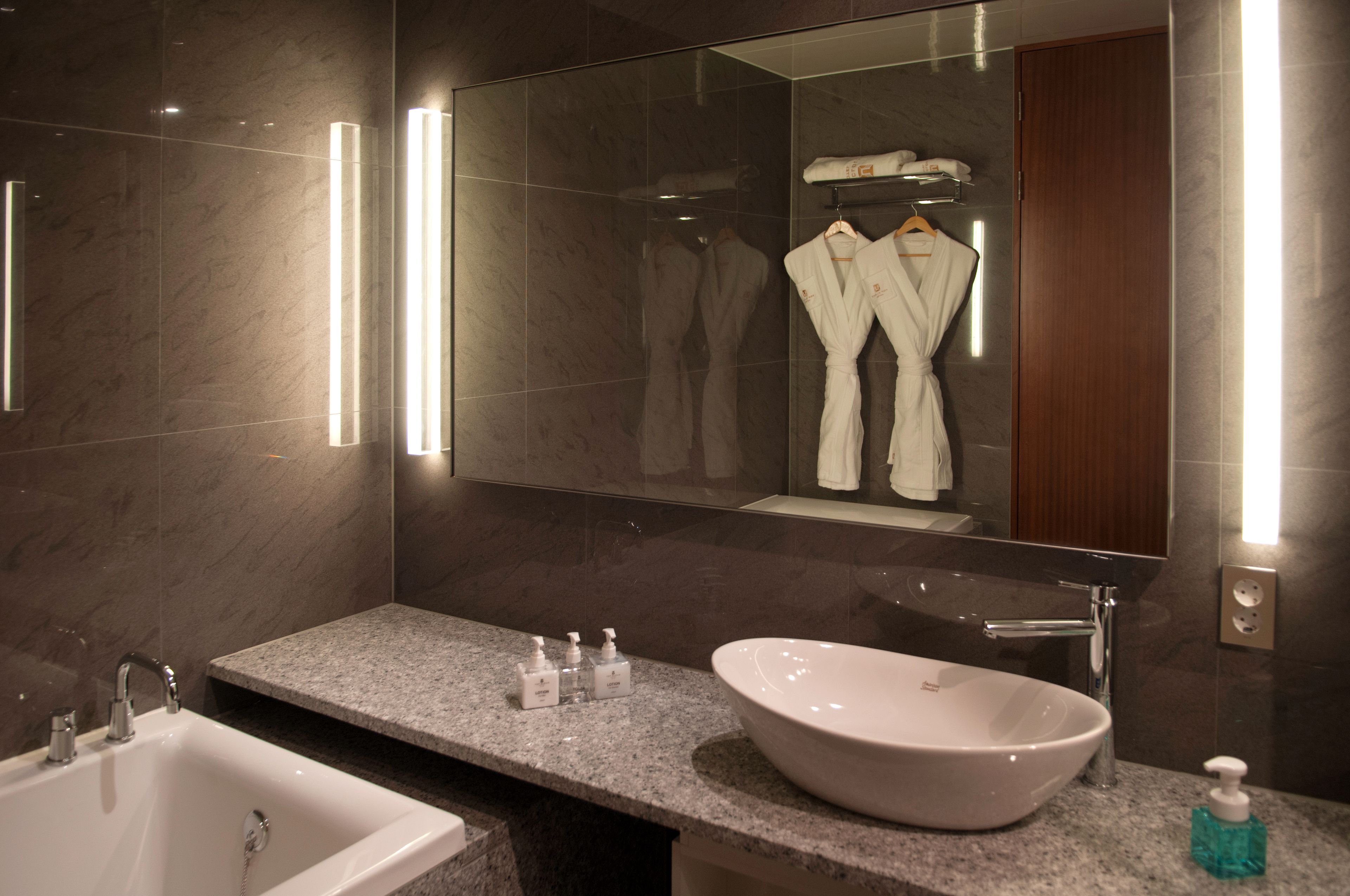 family suite twin | bathroom | shower, free toiletries, hair dryer, bathrobes