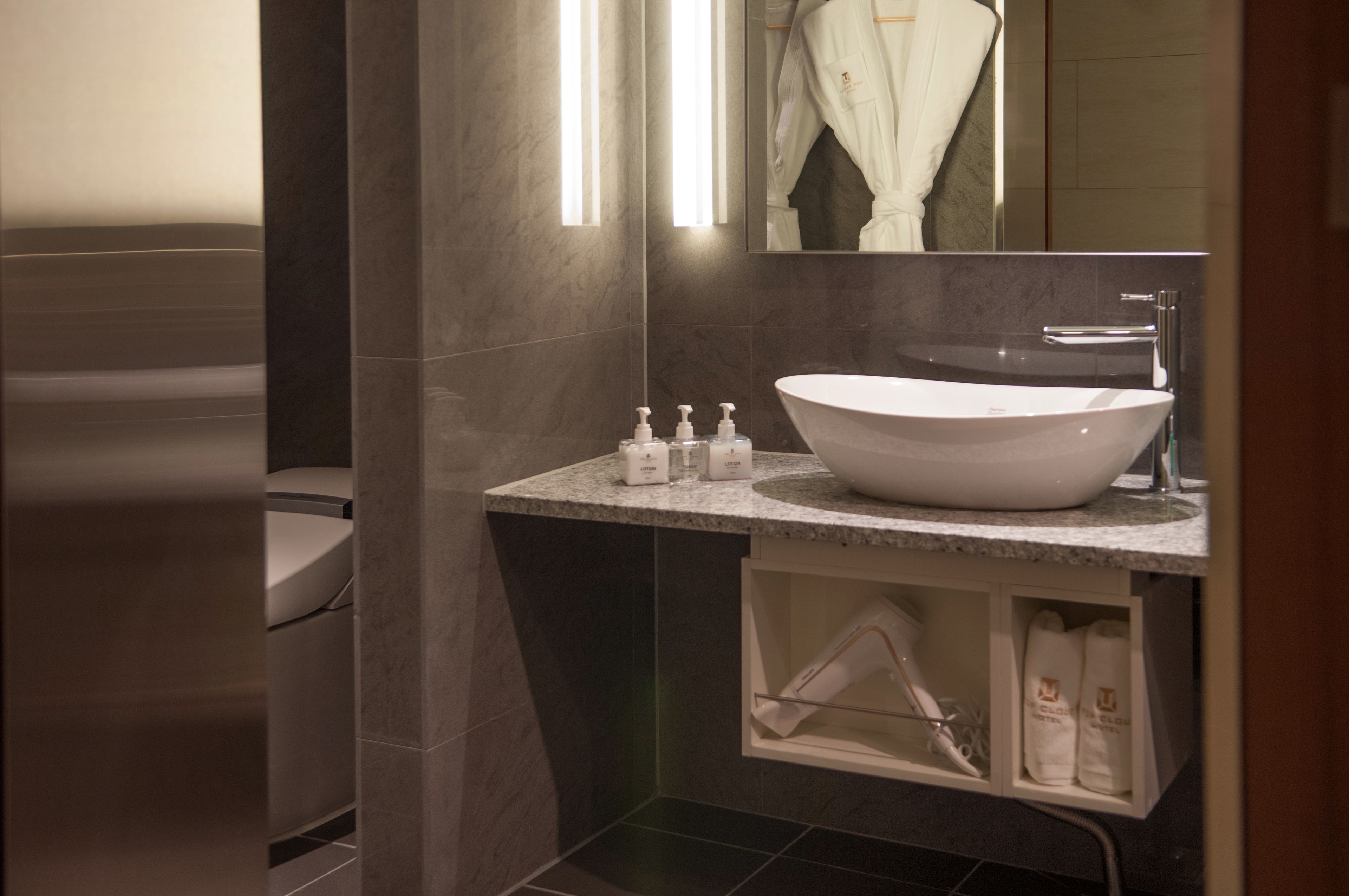middle suite | bathroom sink