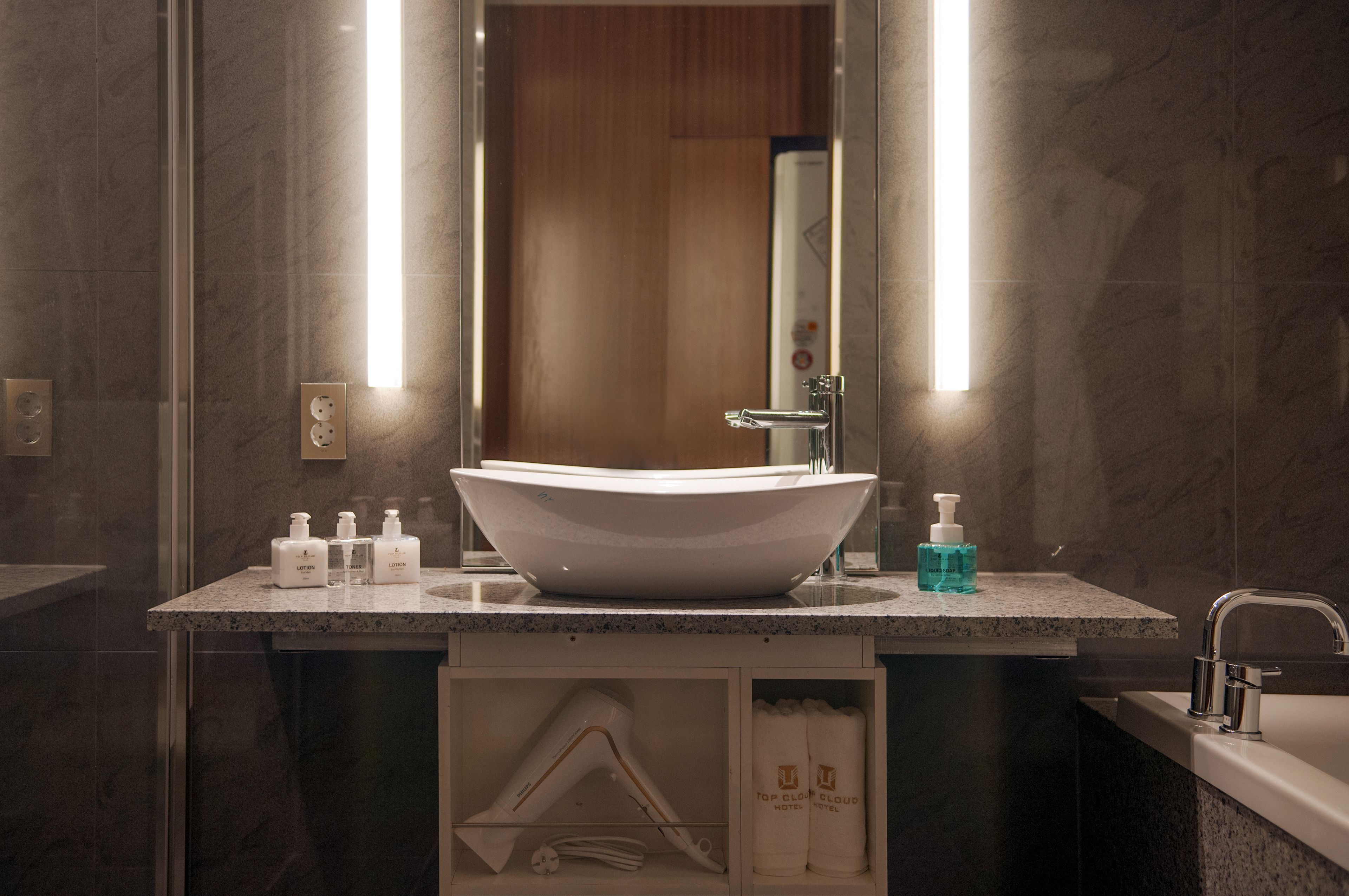 original suite | bathroom | shower, free toiletries, hair dryer, bathrobes