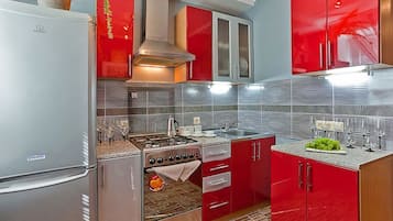 Standard-Apartment, 1 Schlafzimmer (Prospect Nezavisimosti, 52) | Eigene Küche | Kühlschrank, Mikrowelle, Ofen, Herdplatte