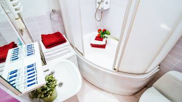 Basic-Apartment (Zolotaya Gorka, 11) | Badezimmer | Kostenlose Toilettenartikel, Haartrockner, Handtücher