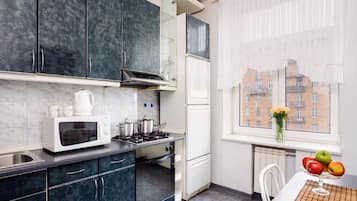Basic Apartment, 1 Bedroom (Prospect Nezavisimosti, 46) | Private kitchen | Fridge, microwave, oven, stovetop
