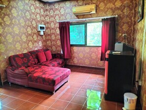 Familiehus, 2 soverom | Oppholdsområde | En 32-tommers LCD-TV med Parabol-TV samt TV