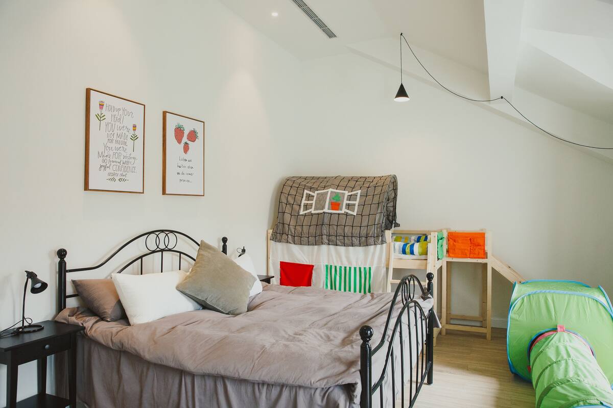 Family Room | Desk, blackout drapes, WiFi (free)