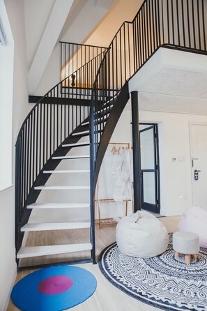 Escritorio, cortinas blackout y wifi gratis