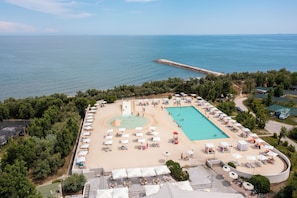 Piscina stagionale all'aperto, ombrelloni da piscina, lettini