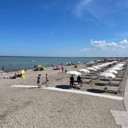 En la playa y vóleibol de playa