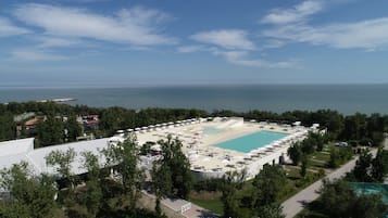 Außenpool (je nach Saison geöffnet), Sonnenschirme, Liegestühle