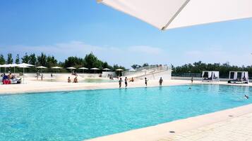 Piscine extérieure (ouverte en saison), parasols de plage
