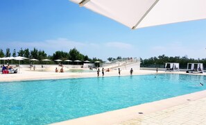 Seasonal outdoor pool, pool umbrellas, pool loungers - Happy Camp Rosapineta Camping Village (Rosolina)